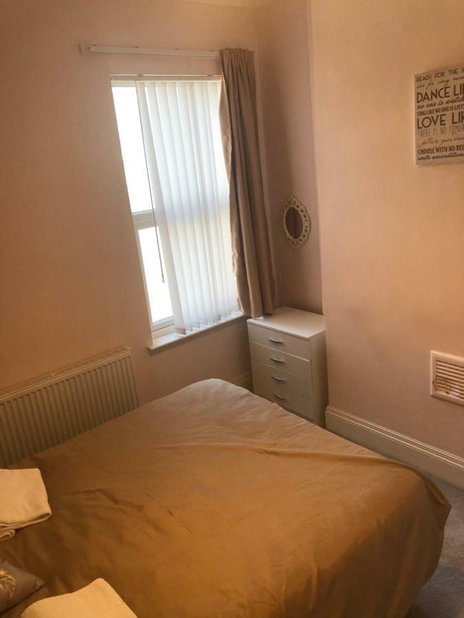 Cheapsleepz 49 Moscow Drive Hotel Liverpool Kültér fotó